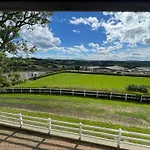 Equestrian Estate - An Independent On-site אכסניה *