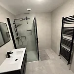 Equestrian Estate - An Independent On-site אכסניה