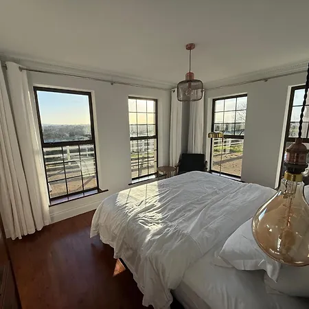 Equestrian Estate - An Independent On-site Каван