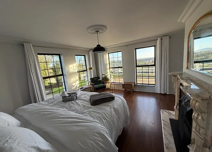 Equestrian Estate - An Independent On-site *