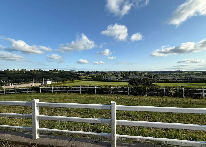 Equestrian Estate - An Independent On-site Каван