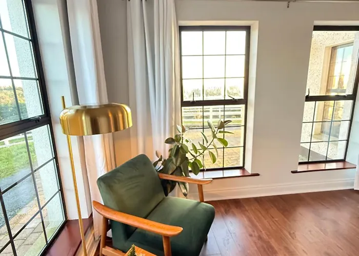 Equestrian Estate - An Independent On-site Деревянный коттедж *