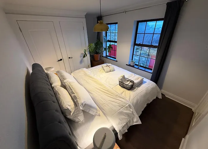 Equestrian Estate - An Independent On-site Деревянный коттедж *