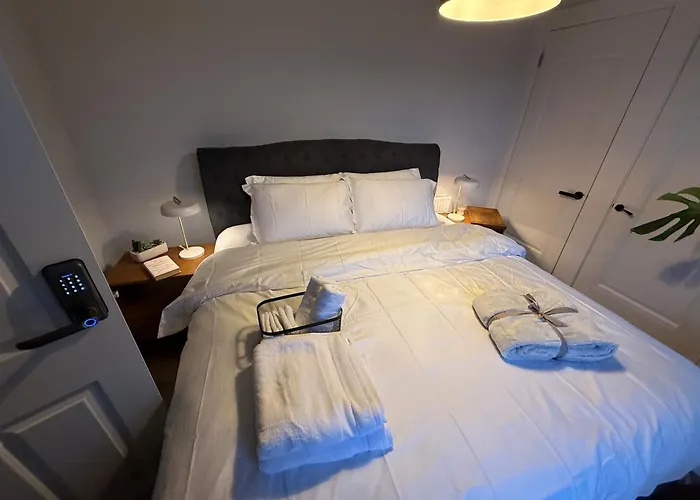 Equestrian Estate - An Independent On-site Деревянный коттедж