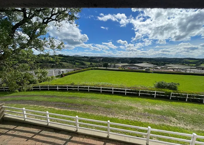 Equestrian Estate - An Independent On-site Деревянный коттедж *