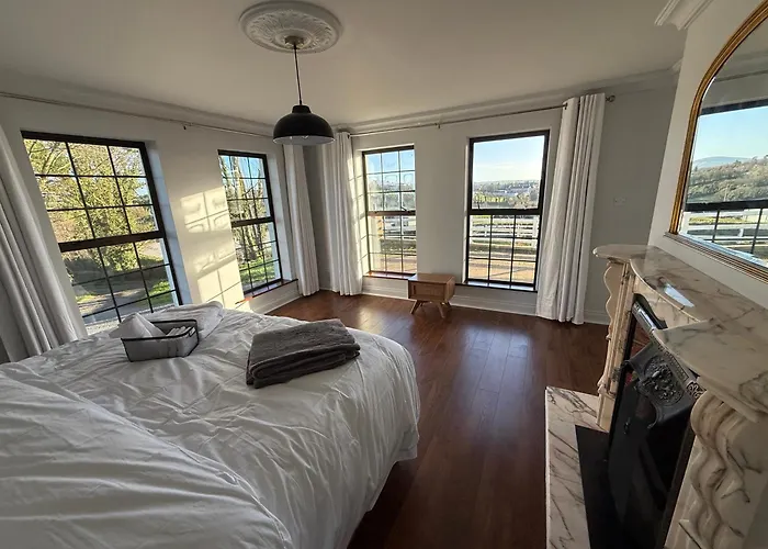 Equestrian Estate - An Independent On-site *